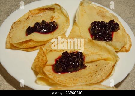 Préparation de crêpes avec confiture de cassis à la maison Banque D'Images