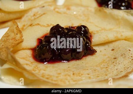 Préparation de crêpes avec confiture de cassis à la maison Banque D'Images