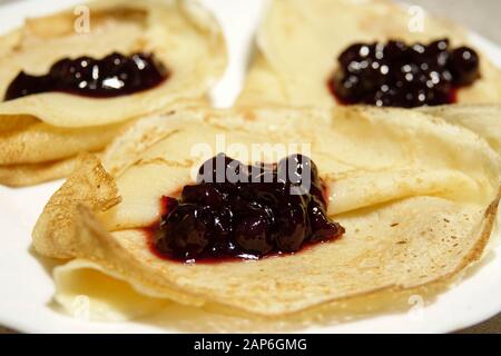 Préparation de crêpes avec confiture de cassis à la maison Banque D'Images