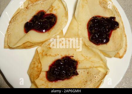 Préparation de crêpes avec confiture de cassis à la maison Banque D'Images