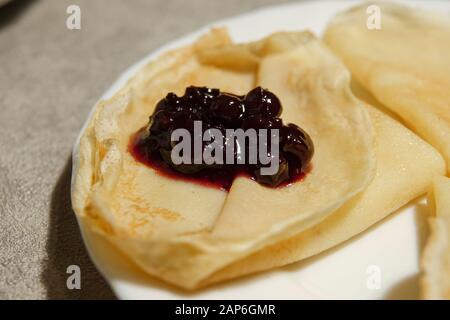 Préparation de crêpes avec confiture de cassis à la maison Banque D'Images