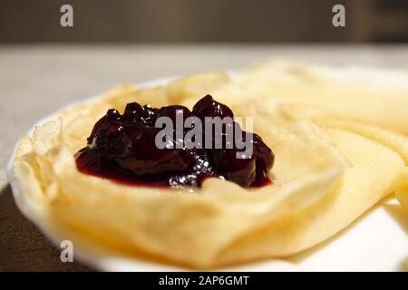 Préparation de crêpes avec confiture de cassis à la maison Banque D'Images