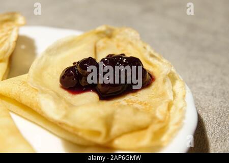 Préparation de crêpes avec confiture de cassis à la maison Banque D'Images