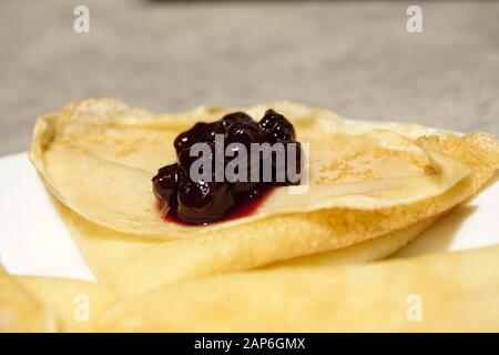 Préparation de crêpes avec confiture de cassis à la maison Banque D'Images