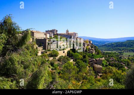 Vue panoramique sur le vieux village médiéval français sur le sommet de la colline contre le ciel bleu - Gordes, Provence, France Banque D'Images