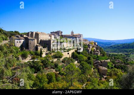 Vue panoramique sur le vieux village médiéval français sur le sommet de la colline contre le ciel bleu - Gordes, Provence, France Banque D'Images