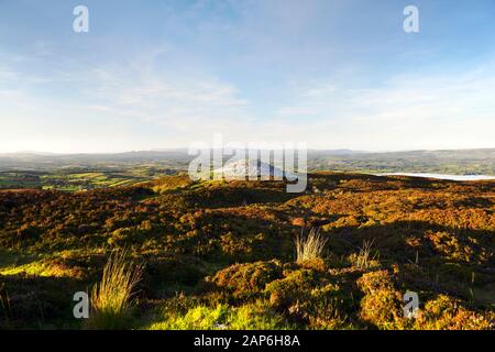 Nécropole de tombeau de passage néolithique de Carrowkeel. Bricklieve Hills Co. Sligo, Irlande. Cairn G vu de Cairn H avec Lough Arrow ci-dessous à la N.E. Banque D'Images