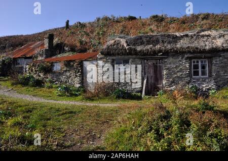 Vieilles cabanes de stockage de pêcheurs sur le côté du sentier côtier, Prusse crique , nr Penzance.Cornwall. ROYAUME-UNI Banque D'Images