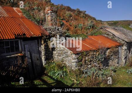 Vieilles cabanes de stockage de pêcheurs par le chemin côtier, Prusse crique , nr Penzance.Cornwall. ROYAUME-UNI Banque D'Images