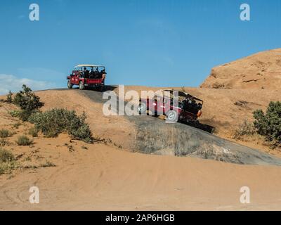 Un 4x4 Hummer tour sur le sentier de la vengeance de l'enfer dans les vasières Recreation Area près de Moab, Utah. Banque D'Images