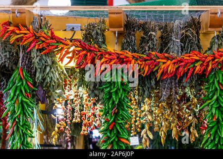 Chaîne de piment rouge accrochée au sec sur un marché Banque D'Images