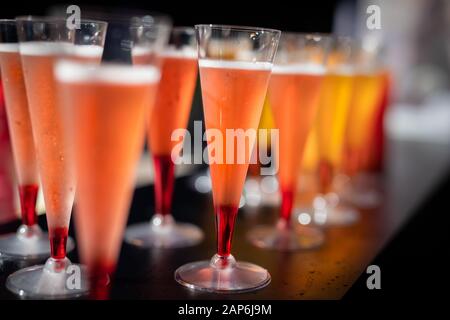 Une rangée de cocktails colorés au bar Banque D'Images