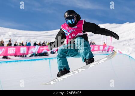 LAUSANNE, SUISSE. 21th, Jan 2020. HIRANO Ruka (JPN) est en compétition dans l'épreuve du snowboard halfpipe des concours durant les Jeux Olympiques de la Jeunesse 2020 Lausanne à Leysin Park & Pipe mardi, 21 janvier 2020. LAUSANNE, SUISSE. Credit : Taka G Wu/Alamy Live News Banque D'Images