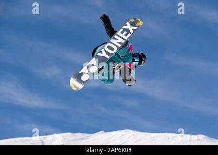 LAUSANNE, SUISSE. 21th, Jan 2020. HIRANO Ruka (JPN) est en compétition dans l'épreuve du snowboard halfpipe des concours durant les Jeux Olympiques de la Jeunesse 2020 Lausanne à Leysin Park & Pipe mardi, 21 janvier 2020. LAUSANNE, SUISSE. Credit : Taka G Wu/Alamy Live News Banque D'Images