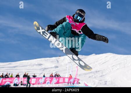 LAUSANNE, SUISSE. 21th, Jan 2020. HIRANO Ruka (JPN) est en compétition dans l'épreuve du snowboard halfpipe des concours durant les Jeux Olympiques de la Jeunesse 2020 Lausanne à Leysin Park & Pipe mardi, 21 janvier 2020. LAUSANNE, SUISSE. Credit : Taka G Wu/Alamy Live News Banque D'Images