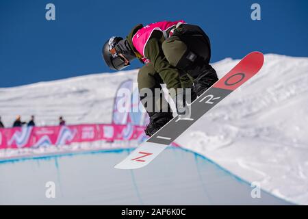 LAUSANNE, SUISSE. 21th, Jan 2020. BREARLEY Liam (CAN) est en compétition dans l'épreuve du snowboard halfpipe des concours durant les Jeux Olympiques de la Jeunesse 2020 Lausanne à Leysin Park & Pipe mardi, 21 janvier 2020. LAUSANNE, SUISSE. Credit : Taka G Wu/Alamy Live News Banque D'Images