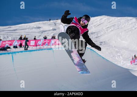 LAUSANNE, SUISSE. 21th, Jan 2020. Hyun-Jun LEE (KOR) est en compétition dans l'épreuve du snowboard halfpipe des concours durant les Jeux Olympiques de la Jeunesse 2020 Lausanne à Leysin Park & Pipe mardi, 21 janvier 2020. LAUSANNE, SUISSE. Credit : Taka G Wu/Alamy Live News Banque D'Images