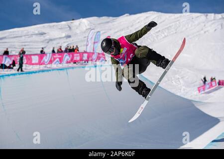 LAUSANNE, SUISSE. 21th, Jan 2020. BREARLEY Liam (CAN) est en compétition dans l'épreuve du snowboard halfpipe des concours durant les Jeux Olympiques de la Jeunesse 2020 Lausanne à Leysin Park & Pipe mardi, 21 janvier 2020. LAUSANNE, SUISSE. Credit : Taka G Wu/Alamy Live News Banque D'Images