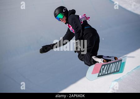LAUSANNE, SUISSE. 21th, Jan 2020. COYNE (USA) est en compétition dans l'épreuve du snowboard halfpipe des concours durant les Jeux Olympiques de la Jeunesse 2020 Lausanne à Leysin Park & Pipe mardi, 21 janvier 2020. LAUSANNE, SUISSE. Credit : Taka G Wu/Alamy Live News Banque D'Images