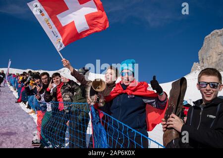 LAUSANNE, SUISSE. 21th, Jan 2020. Le soutien local applaudissent pour leurs athlètes pendant les compétitions de demi-lune Freeski durant la Lausanne 2020 Jeux Olympiques de la jeunesse à Leysin Park & Pipe mardi, 21 janvier 2020. LAUSANNE, SUISSE. Credit : Taka G Wu/Alamy Live News Banque D'Images