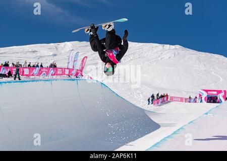 LAUSANNE, SUISSE. 21th, Jan 2020. COYNE (USA) est en compétition dans l'épreuve du snowboard halfpipe des concours durant les Jeux Olympiques de la Jeunesse 2020 Lausanne à Leysin Park & Pipe mardi, 21 janvier 2020. LAUSANNE, SUISSE. Credit : Taka G Wu/Alamy Live News Banque D'Images