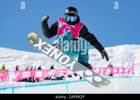 LAUSANNE, SUISSE. 21th, Jan 2020. HIRANO Ruka (JPN) est en compétition dans l'épreuve du snowboard halfpipe des concours durant les Jeux Olympiques de la Jeunesse 2020 Lausanne à Leysin Park & Pipe mardi, 21 janvier 2020. LAUSANNE, SUISSE. Credit : Taka G Wu/Alamy Live News Banque D'Images