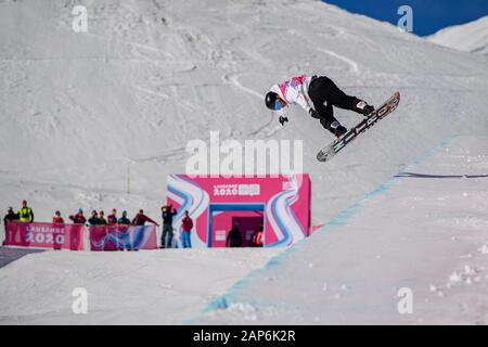 LAUSANNE, SUISSE. 21th, Jan 2020. BIELE Gian Andrin (SUI) est en compétition dans l'épreuve du snowboard halfpipe des concours durant les Jeux Olympiques de la Jeunesse 2020 Lausanne à Leysin Park & Pipe mardi, 21 janvier 2020. LAUSANNE, SUISSE. Credit : Taka G Wu/Alamy Live News Banque D'Images