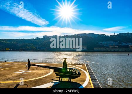 Porto vue Pittoresque d'un hélicoptère Helitours avec le district de Vila Nova de Gaia lors d'une journée du ciel bleu ensoleillé en hiver Banque D'Images