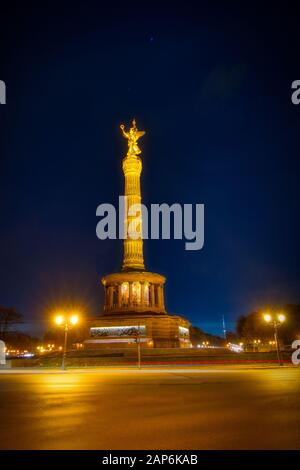 Berlin, Allemagne - 12 novembre 2018 : la colonne de victoire éclairée Goldelse à Berlin Banque D'Images