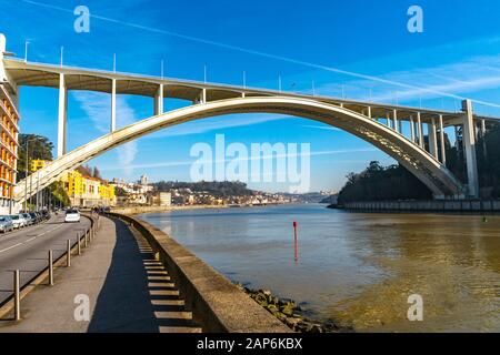 Pont Porto Arrabida vue Pittoresque À Couper Le Souffle sur le fleuve Douro lors d'une journée du ciel bleu en hiver Banque D'Images