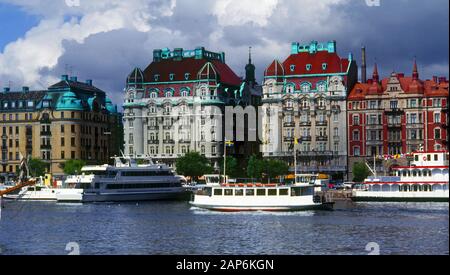 Vue sur le boulevard Strandvägen à Östermalm, dans le centre de Stockholm. Banque D'Images