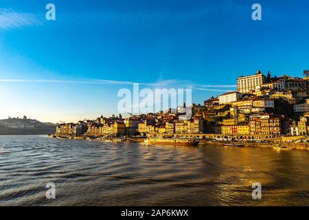 Porto Douro River Vue Pittoresque À Couper Le Souffle Sur Le Quartier De Ribeira Lors D'Une Journée Du Ciel Bleu Ensoleillé En Hiver Banque D'Images