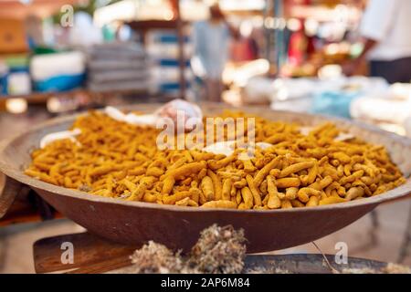Marché tunisien typique et traditionnel, gros plan d'épices et de curcuma sur une table de vente de marché Banque D'Images