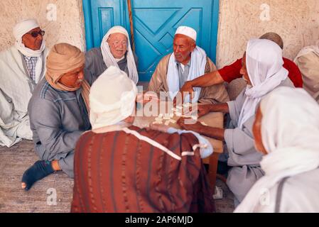 Tunisie, 10 octobre 2019 les Imams jouent des dominos dans un marché tunisien typique et traditionnel Banque D'Images