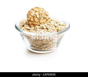 Biscuits à l'avoine et de céréales dans un bol isolé sur fond blanc. Banque D'Images