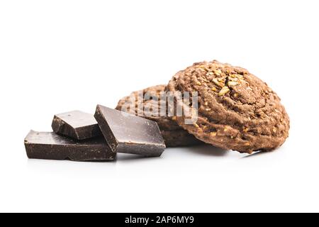 Cookies au chocolat et cacao céréales isolé sur fond blanc. Banque D'Images