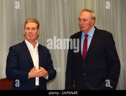 Manchester, UK. 21 Jan 2020. Lillis Paddy Secrétaire général de l'USDAW (Union 0f boutique, Disdtributuion et travailleurs alliés de droite) ont annoncé qu'ils ne sont mises en candidature Keir Starmer, photo de gauche, à la tête du parti travailliste au siège de syndicats inManchester. Lillis Paddy dit "USDAW croit que Keir Starmer et Angela Raynor (pas sur la photo) sont la bonne équipe de direction pour s'unir et reconstruire le Parti du travail après la perte des élections aussi dévastateurs. Credit : Della Batchelor/Alamy Live News Banque D'Images