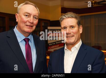 Manchester, UK. 21 Jan 2020. Lillis Paddy Secrétaire général de l'USDAW (Union 0f boutique, Disdtributuion et travailleurs alliés) ont annoncé qu'elles sont mises en candidature Keir Starmer, photo de droite, à la tête du parti travailliste au siège des syndicats à Manchester. Lillis Paddy dit "USDAW croit que Keir Starmer et Angela Raynor (pas sur la photo) sont la bonne équipe de direction pour s'unir et reconstruire le Parti du travail après la perte des élections aussi dévastateurs. Credit : Della Batchelor/Alamy Live News Banque D'Images