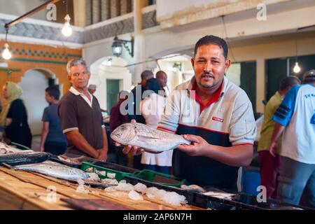 Tunisie, 10 octobre 2019 marché traditionnel du poisson tunisien, le poissonnier montre du poisson frais à vendre Banque D'Images