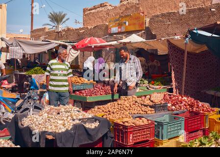 Tunisie, octobre 10/2019 marché tunisien traditionnel, scène typique avec des gens achetant des produits Banque D'Images