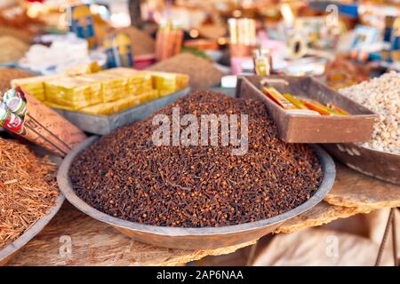 La Tunisie, marché tunisien typique et traditionnel, se rapproche des clous de girofle sur une table de vente de marché Banque D'Images