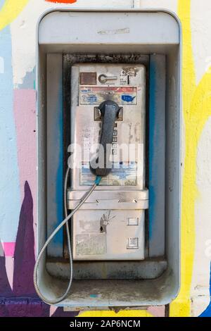 Ancien téléphone portable cassé sur le mur Banque D'Images