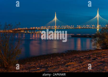 Magnifique pont moderne la nuit. Pont suspendu par câble du diamètre à grande vitesse nord-ouest à travers le fairway de Petrovsky. Saint-Pétersbourg. Russie Banque D'Images