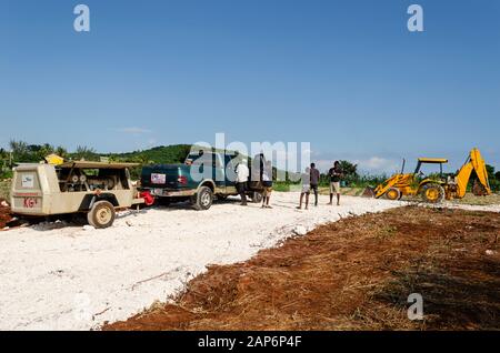 Ouvriers Sur Le Chantier De Construction De Route À La Nouvelle Subdivision En Jamaïque Banque D'Images