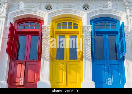 Style colonial trois portes colorées avec ornements Banque D'Images