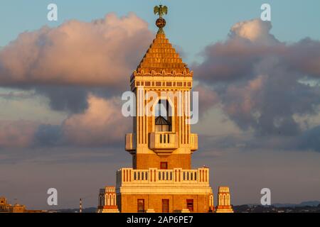Bâtiment Bacardi avec tour et statue d'aigle en haut au soleil en fin d'après-midi Banque D'Images