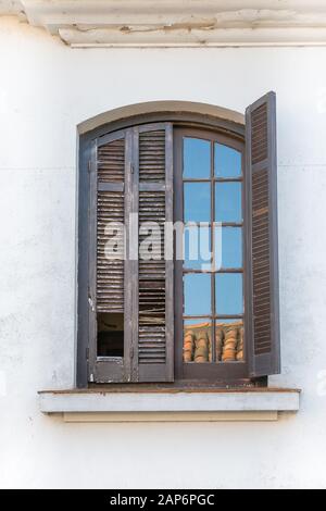 Fenêtre en bois de style espagnol en déclin Banque D'Images