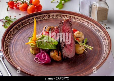 Filet mignon servi avec légumes et champignons grillés, plat de restaurant, orientation horizontale Banque D'Images