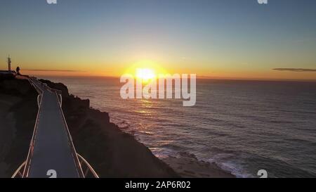 drone aérienne survolez anzac walk à newcastle au lever du soleil Banque D'Images