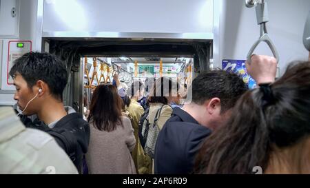 Tokyo, JAPON - 18 AVRIL 2018 : vue intérieure d'un train de banlieue bondé à tokyo Banque D'Images